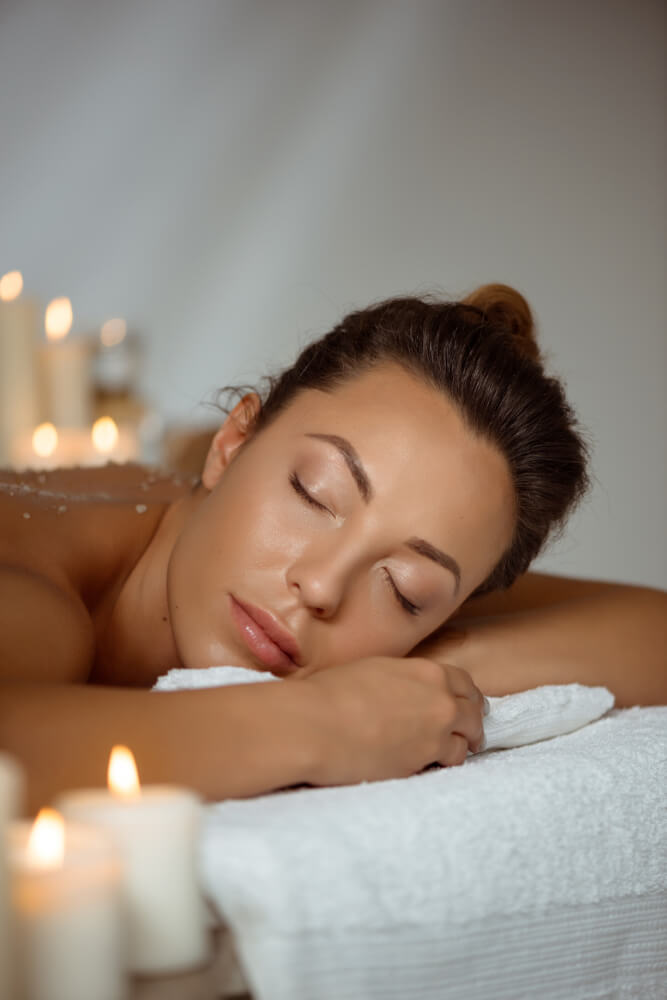 zrelaksowana klientka podczas zabiegu beauty na ciało