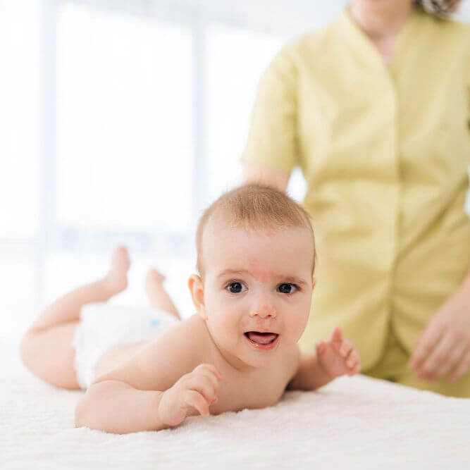 Delikatna praca fizjoterapeuty z napięciem mięśniowym u niemowlęcia