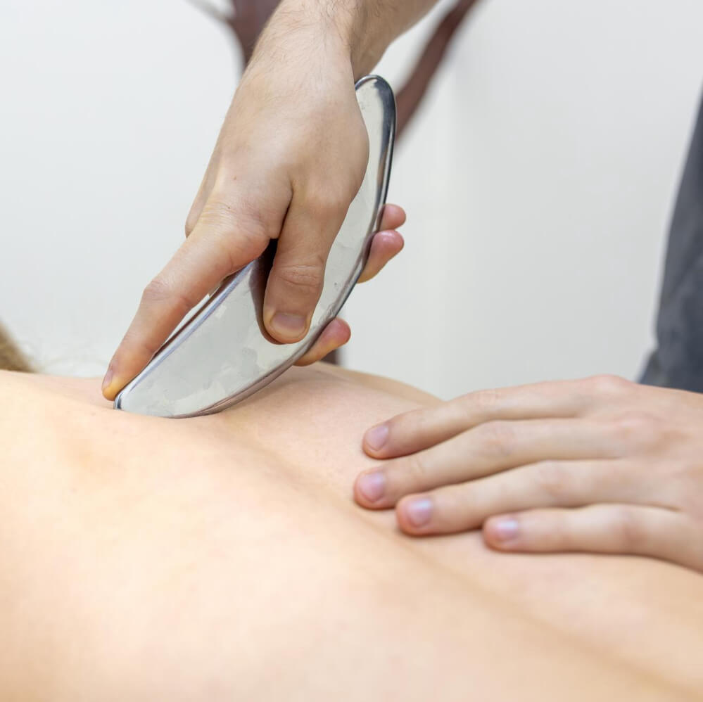 Pinoterapia wykonywana przy użyciu specjalistycznych narzędzi terapeutycznych
