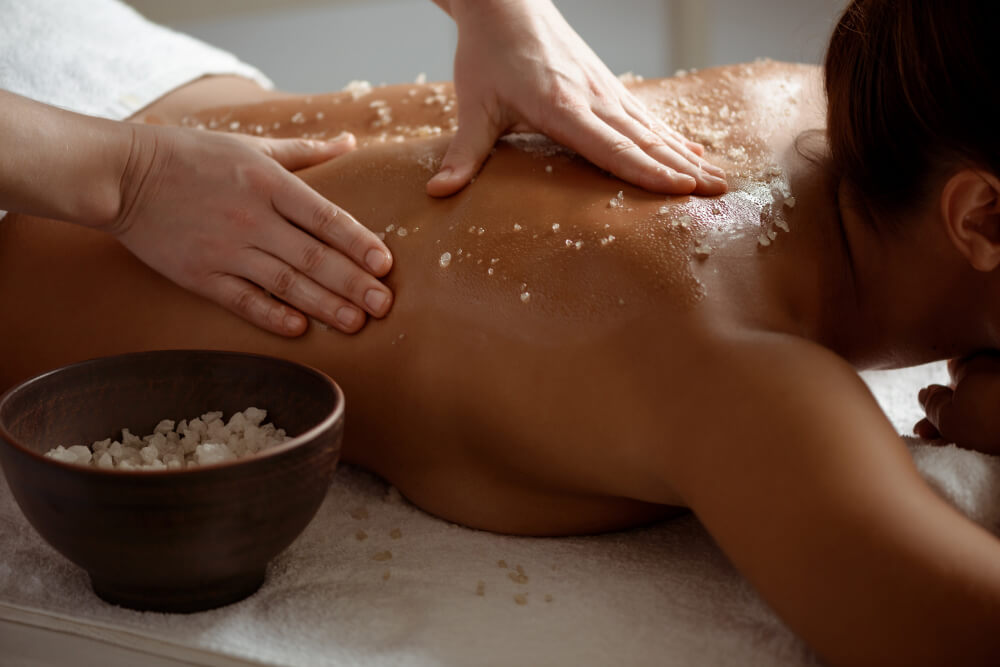 Rytualny Salt Massage z solą himalajską